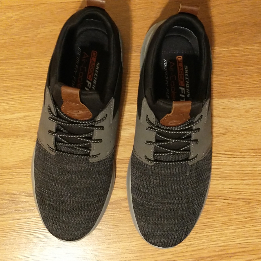 Men's Skechers size 8 Like New